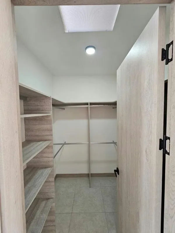 BEAUTIFUL HOUSE IN CONDO IN CONDO THE GROVE WITHOUT FURNITURE, photo 6