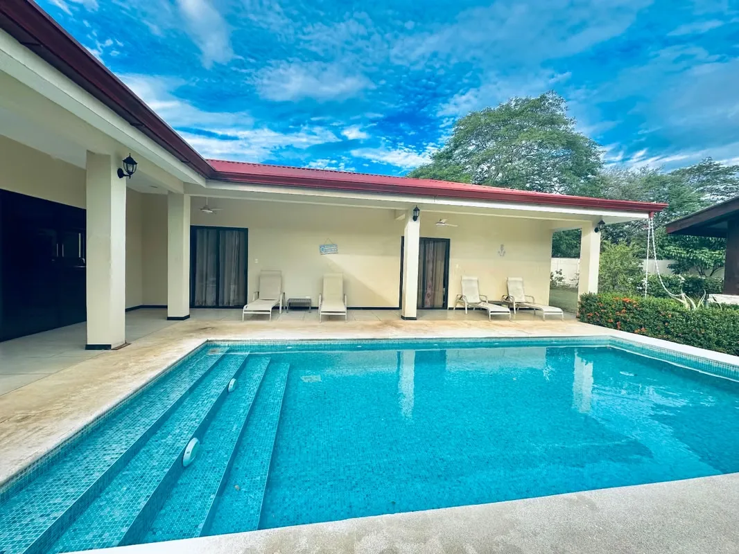 Hermosa casa de una sola planta, ubicada a solo 200 metros de la escuela de Potrero, ideal para quienes buscan comodidad, espacio y tranquilidad en una de las zonas más consolidadas de ...