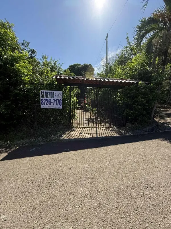 Ubicada en la zona estratégica de Matapalo, esta propiedad ofrece un terreno amplísimo con una casa que podés remodelar o demoler para construir tu propio proyecto. Es perfecta para ...