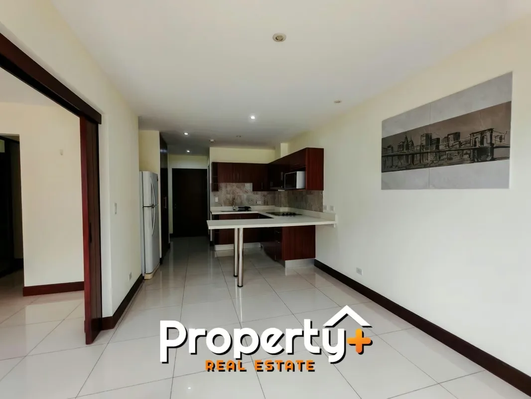 Apartamento en condominio estilo resort, con excelentes vías de acceso y amplias amenidades. Ubicado en segundo piso, el edificio cuenta con ascensor.