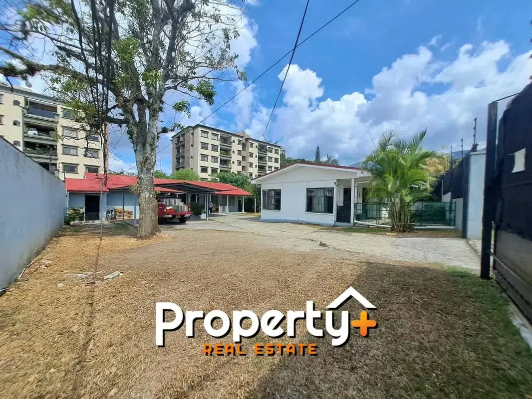 Land in La Paco, medium density , 920 m2 with a 258 m2 building, ideal for residential development due to its prime location. The property includes two houses. It is at street level ...
