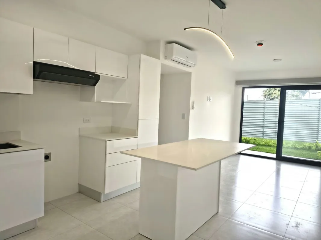 Apartamento en alquiler en Barreal de Heredia – Primer piso con jardín