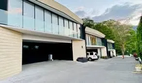 Bella casa minimalista en condominio privado, Escazú — para quienes valoran la vista y el diseño limpio. Moderna, segura y de construcción reciente (2018), esta residencia de ...