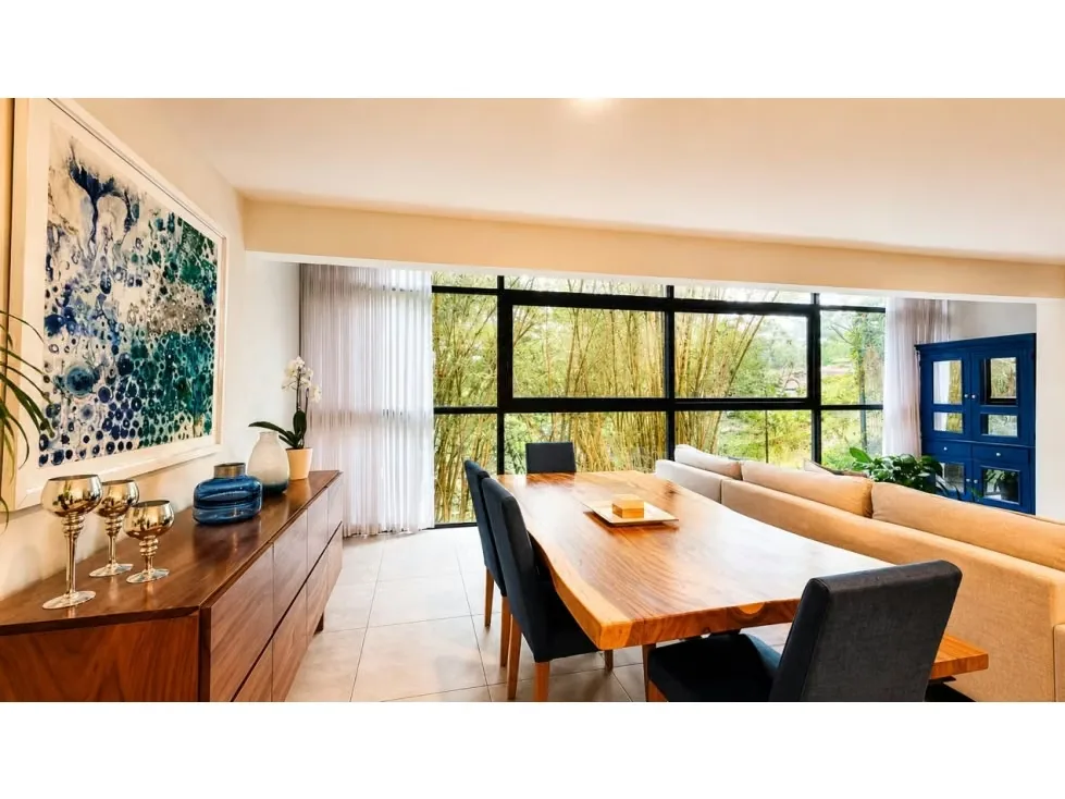 Precio de oportunidad. 260.7 m2 totales, 231.15 m2 habitables. Apartamento de lujo seminuevo.Con acceso a zona verde privada.En el exclusivo Condominio Senderos de Chircá, en el ...