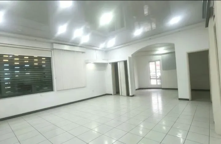 OPORTUNIDAD EN ESQUINA - 150m² EN PUNTO DE ORO!Se alquila amplio local esquinero de 50m² en primera planta + 100m² en segunda planta, para un total de 150m².Ubicado en punto 100% ..., photo 3