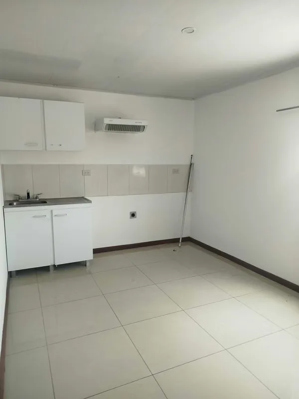 ¿Buscás comodidad, amplitud y una ubicación estratégica con todo a mano? Este apartamento de dos pisos, súper iluminado y céntrico, está listo para habitar. Ideal para quienes ...