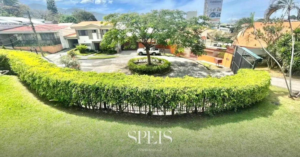 Una amplia propiedad con espacios versátiles y una distribución funcional, ideal para oficina o casa de habitación. Cuenta con amplias áreas sociales, terrazas, jardines y una ..., photo 2