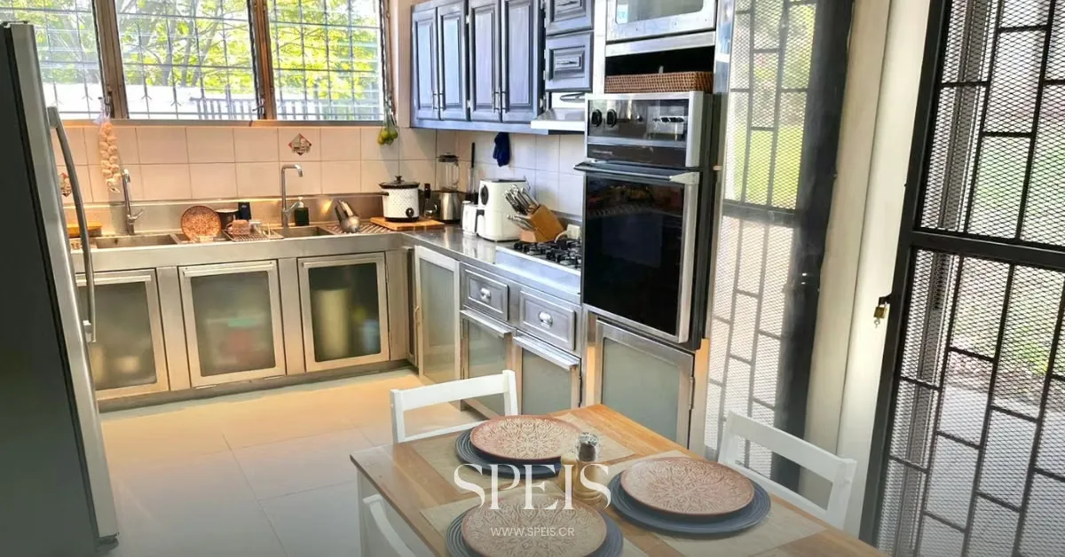 Una amplia propiedad con espacios versátiles y una distribución funcional, ideal para oficina o casa de habitación. Cuenta con amplias áreas sociales, terrazas, jardines y una ..., photo 3