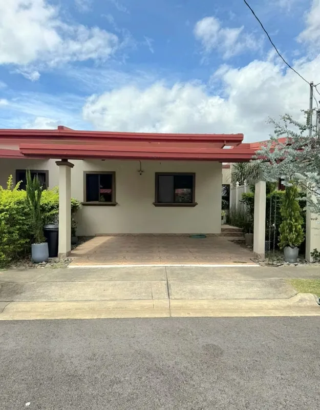 For sale: 1-story house in the Vila del Sendero condominium, Santa Lucía, Barva. Recently fully renovated; includes a pa
