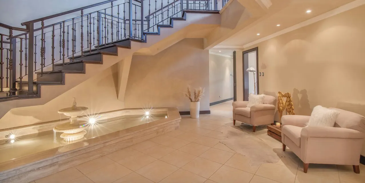 Luxury 5-bedroom house in Heredia with mountain and volcano views, spacious layout, natural light, and large lot. Ideal for families. Fresh climate, Costa Rica.