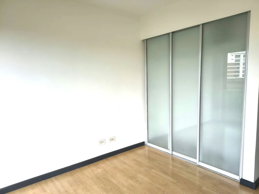Living room, dining room, kitchen, battery room, 3 bedrooms, 2 bathrooms, 2 parking spaces.