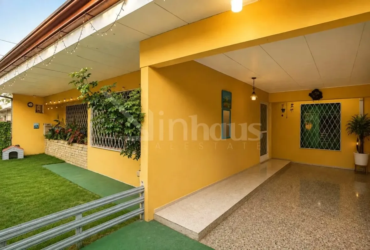 Te presentamos esta acogedora casa de una sola planta, ideal para quienes buscan comodidad, distribución funcional y espacios pensados para disfrutar en familia.