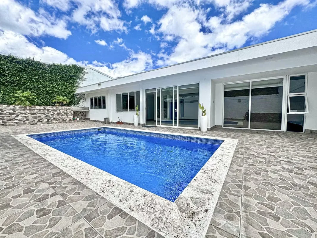 Welcome to Casa Anonos Breezes a one level home with a pool for sale in Escazu, Costa Rica. Casa Anonos Breezes boasts modern décor and a poolside outdoor terrace. Casa Anonos Breezes ...