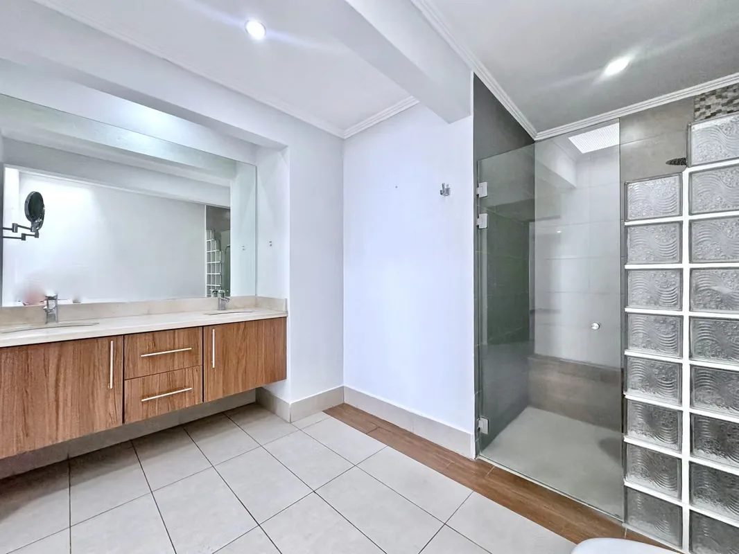 Welcome to Casa Anonos Breezes a one level home with a pool for sale in Escazu, Costa Rica. Casa Anonos Breezes boasts modern décor and a poolside outdoor terrace. Casa Anonos Breezes ..., photo 14