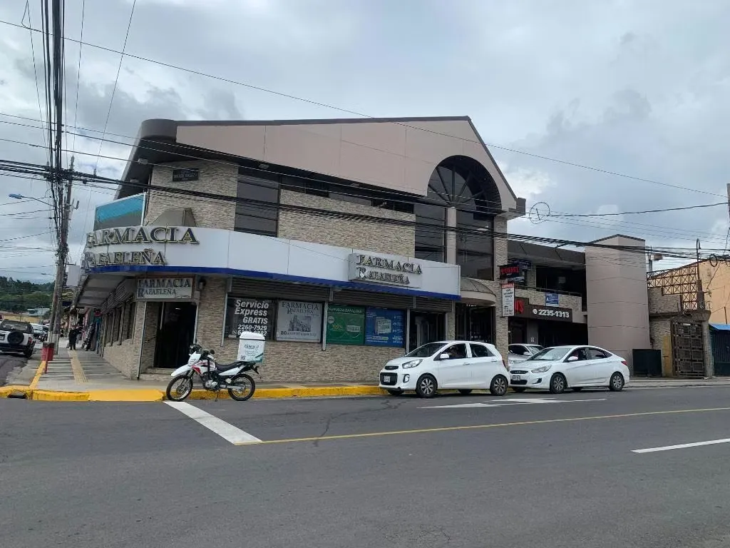 4 locales en segunda planta, con baño y ley 7600 además acensor y cuatro parqueos en el frente cerca de todo, seguro,