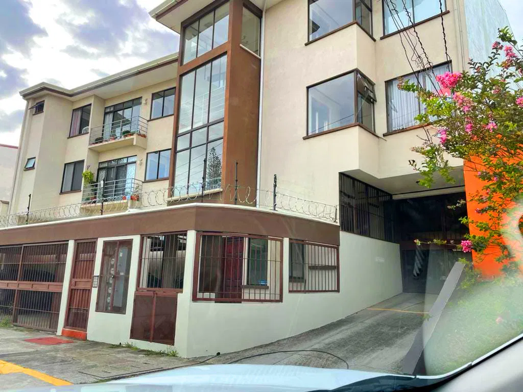 Venta de Gigante Apartamento en La Uruca San José