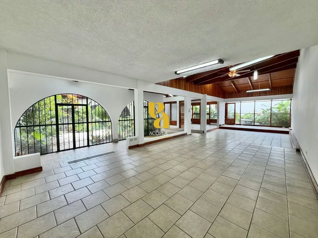 Large independent house for commercial use in Rohrmoser, San José.