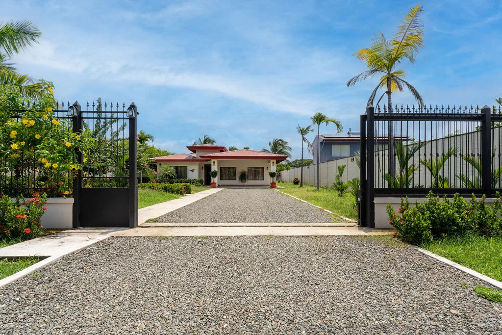 BEAUTIFUL FAMILY HOME MINUTES TO LA MARINA PEZ VELA
