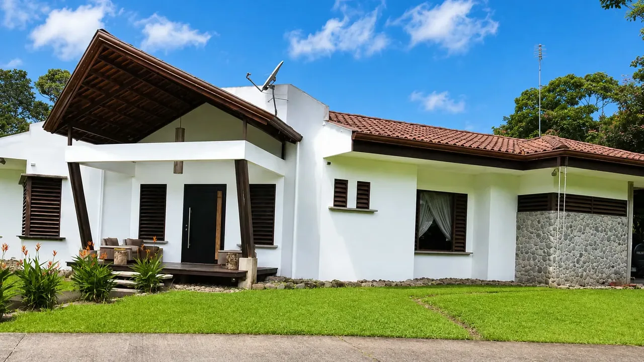 FOR SALE / 4-Bedroom House with Private Pool in Guápiles