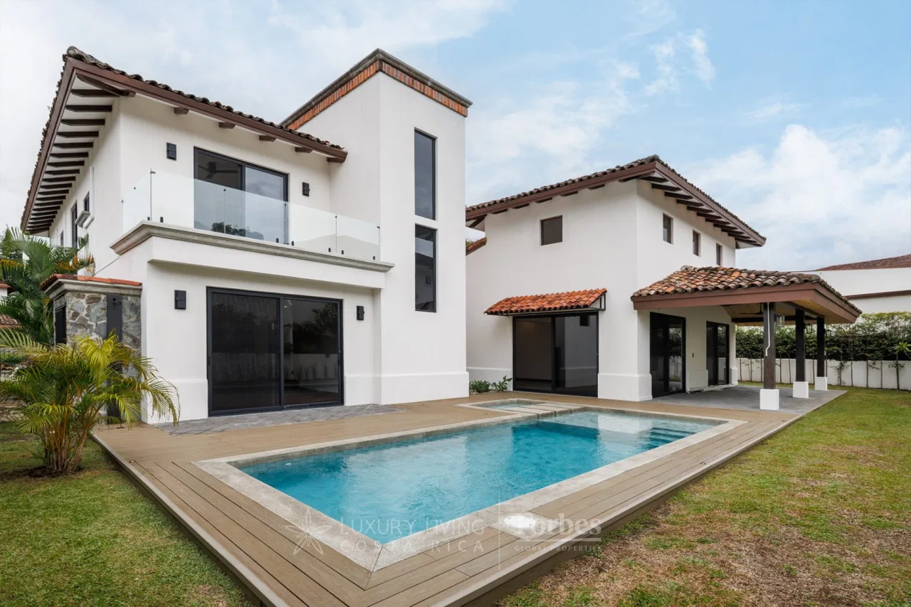 Remodeled 4-bedroom home with a pool in Hacienda del Sol
