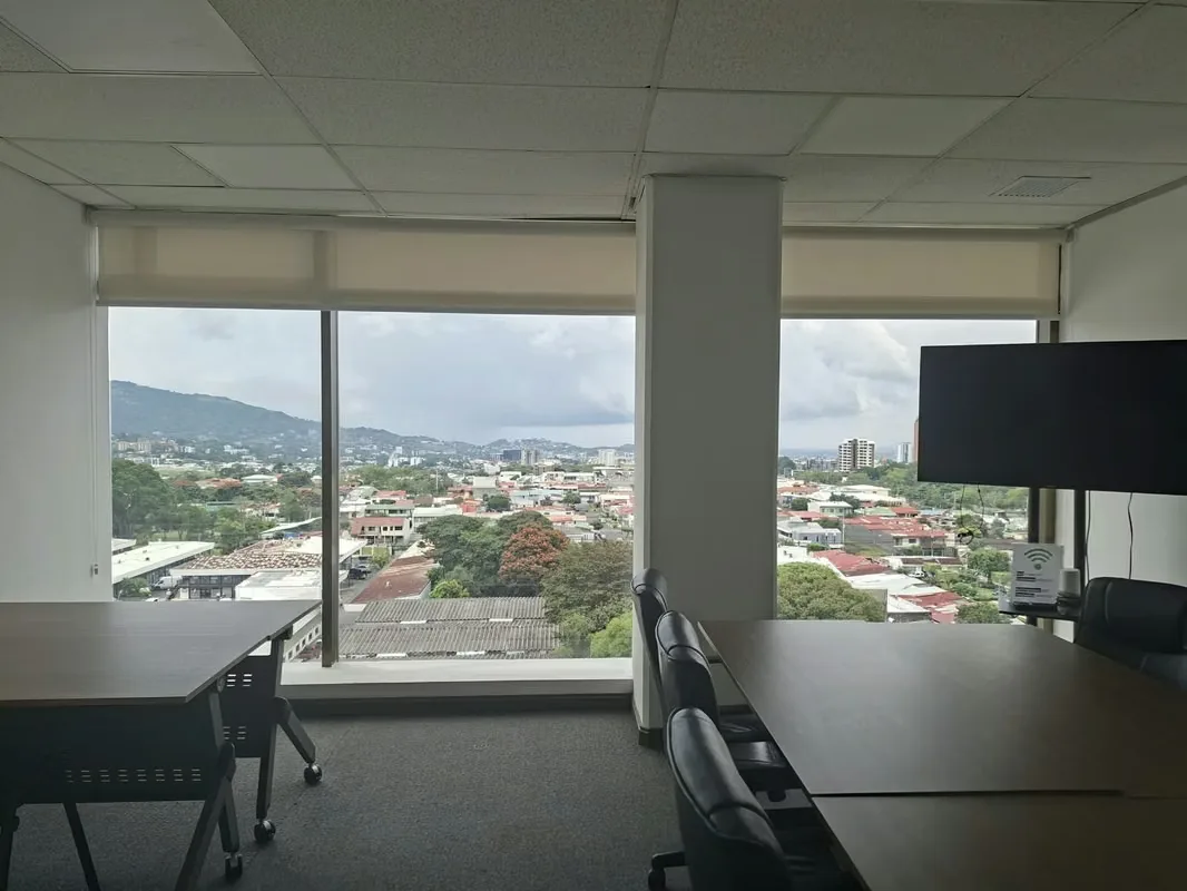 Oficina de 89m² con todo incluido en barrio Don Bosco: seguridad, parqueos y lista para trabajar.