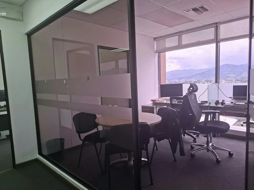 Oficina de 89m² con todo incluido en barrio Don Bosco: seguridad, parqueos y lista para trabajar., photo 2