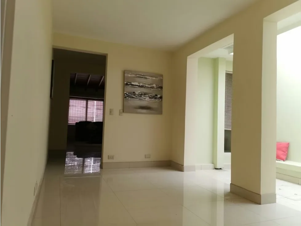 Amplia y sólida residencia de 260 m² de construcción sobre un terreno de 214 m², distribuida en dos plantas.