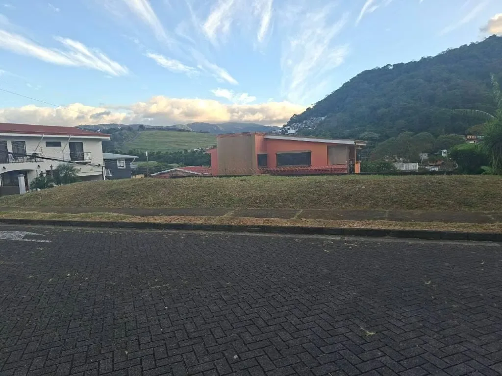 Mise 286 m2, esquinero, lo cual facilita mucho el diseño de construcción.