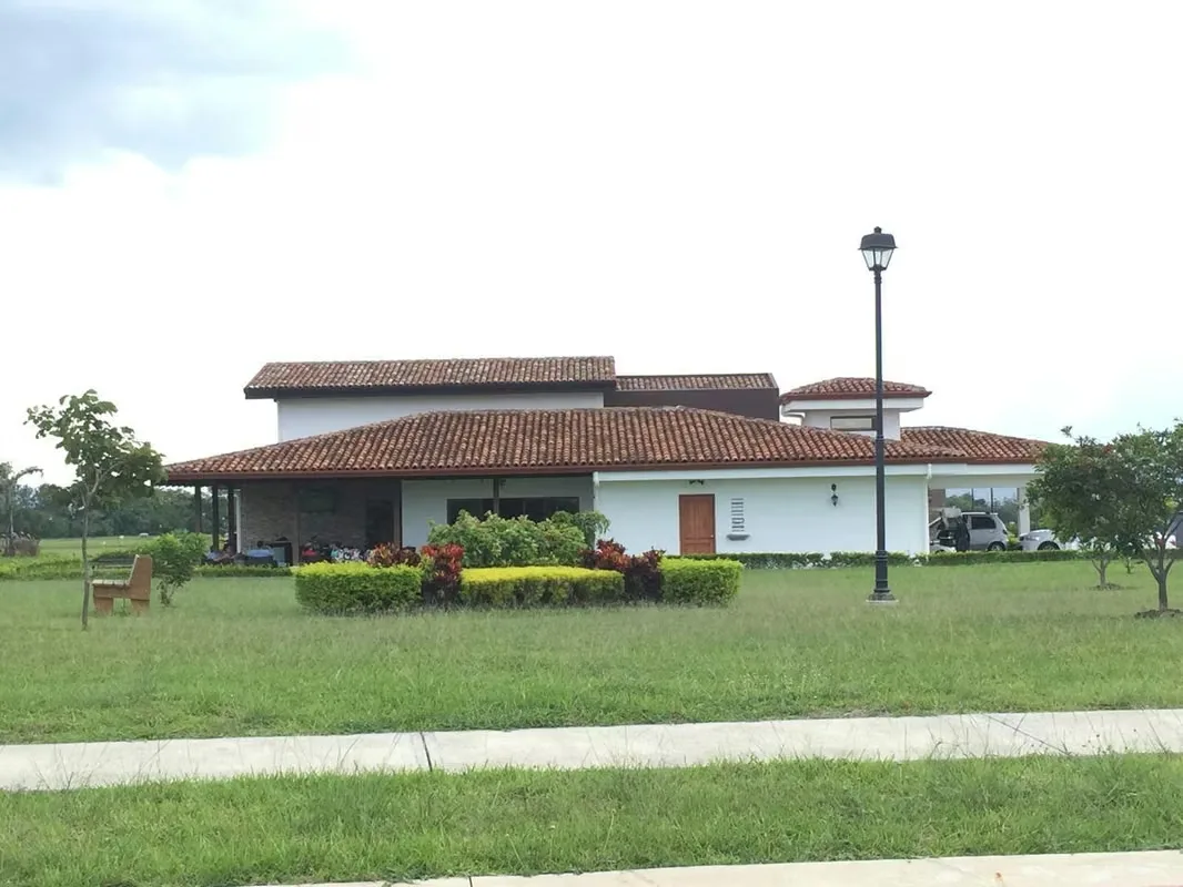 Se vende hermosa casa de un solo piso ubicada en Ciudad Hacienda Los Reyes, una de las comunidades residenciales más exclusivas, seguras y prestigiosas al oeste de San José.