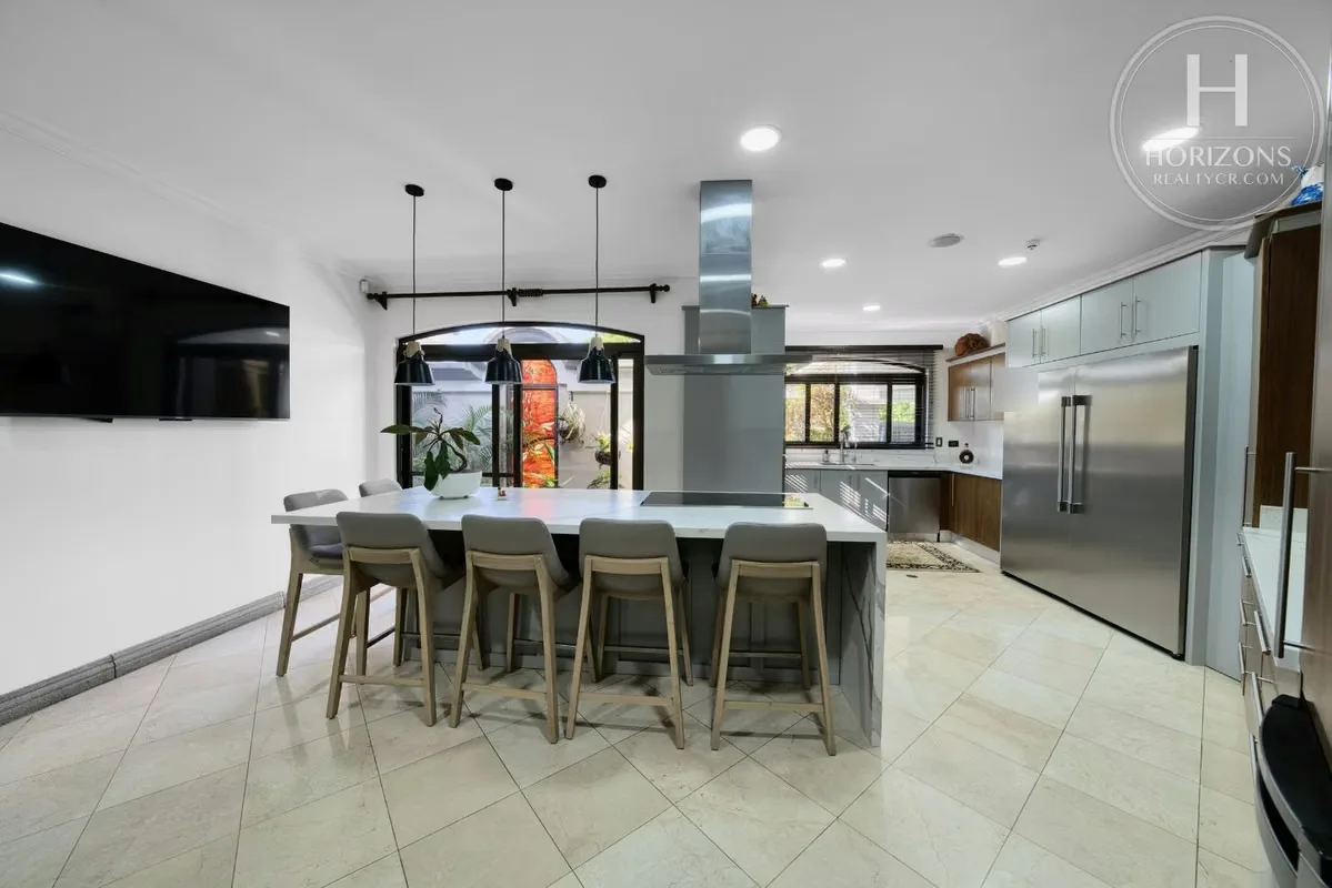 Terreno de 2.971 m² – Construcción aprox. 500 m² – Casa de una planta – 4 habitaciones – 6 baños – Cochera techada para 4 vehículos – Cuarto de servicio completo – ..., photo 8