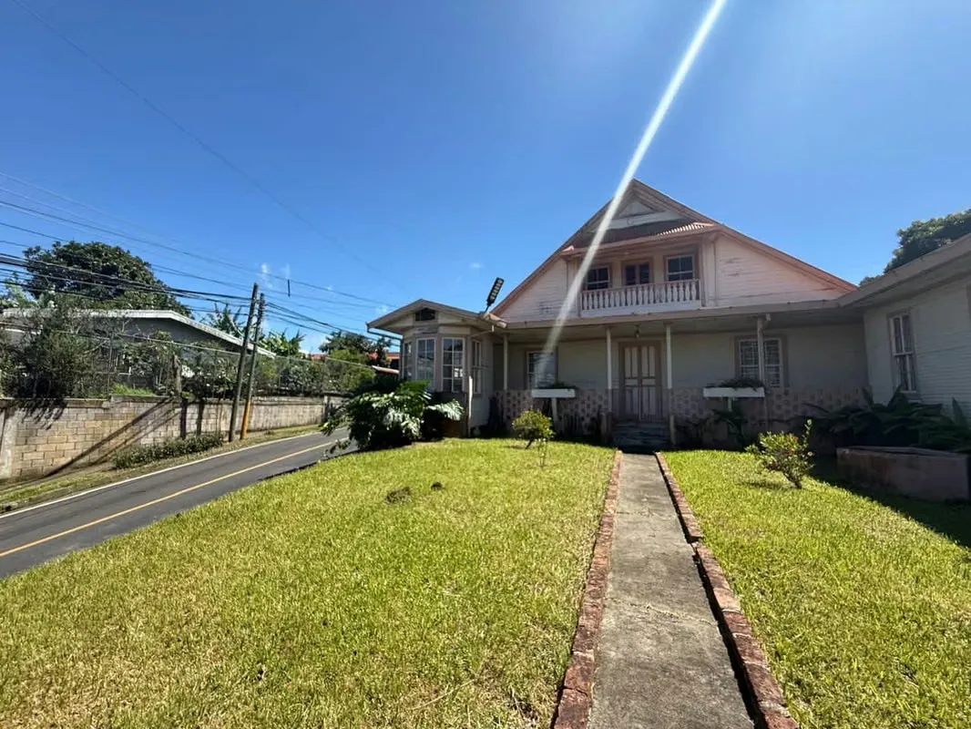 Propiedad en San Pablo, Heredia. Terreno esquinero semi plano de 1.500 m2 , con leve inclinación, perímetro abierto y ubicación céntrica frente a calle principal. Uso de suelo ...