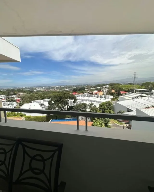 This apartment combines spectacular views, an atmosphere of peace and harmony, and a strategic location that facilitates daily life. Its design and distribution make it an ideal option ...