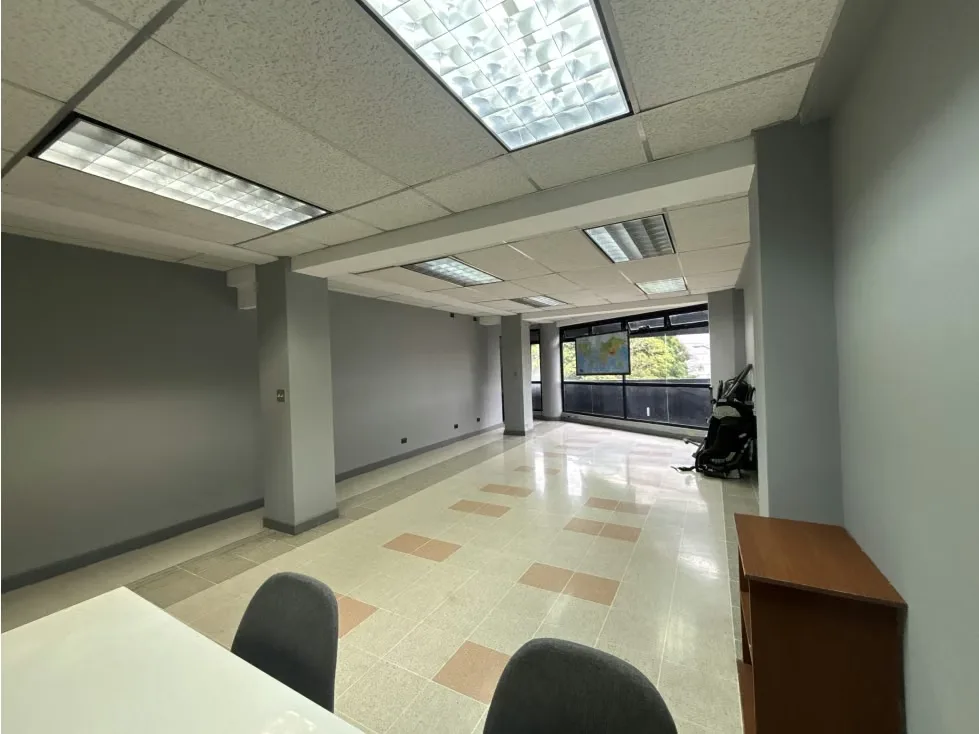 Ubicado en el tercer piso de un edificio con alta demanda comercial, este local de 75 m² se presenta como una excelente oportunidad de inversión en el corazón del distrito ...