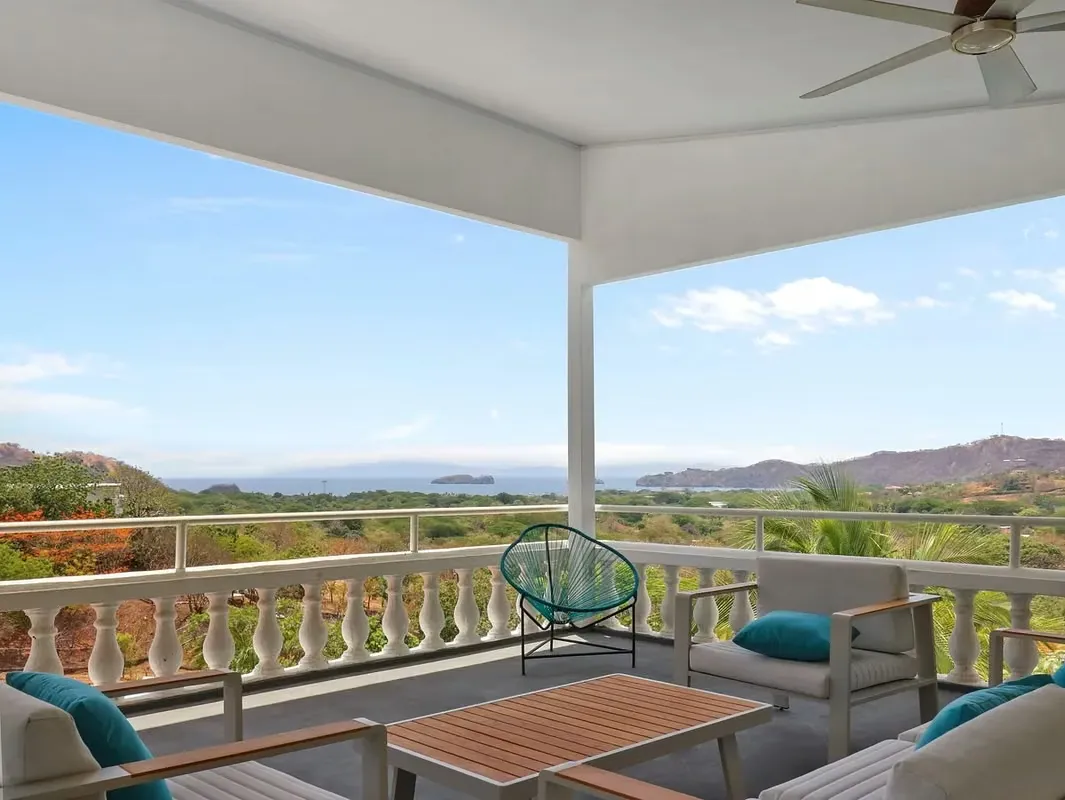 "Encaramada sobre Playas del Coco, Casa Perla es una casa con vista al mar de 3 habitaciones y 3 banos ubicada dentro de Okeanos, una intima comunidad cerrada de solo siete casas con ..., photo 2