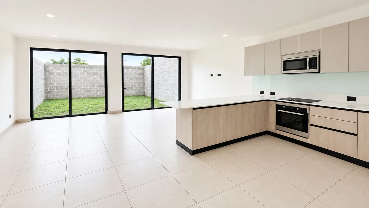 Se alquila casa completamente nueva, moderna y espaciosa, ubicada en un exclusivo y consolidado condominio en Lindora, Santa Ana.
