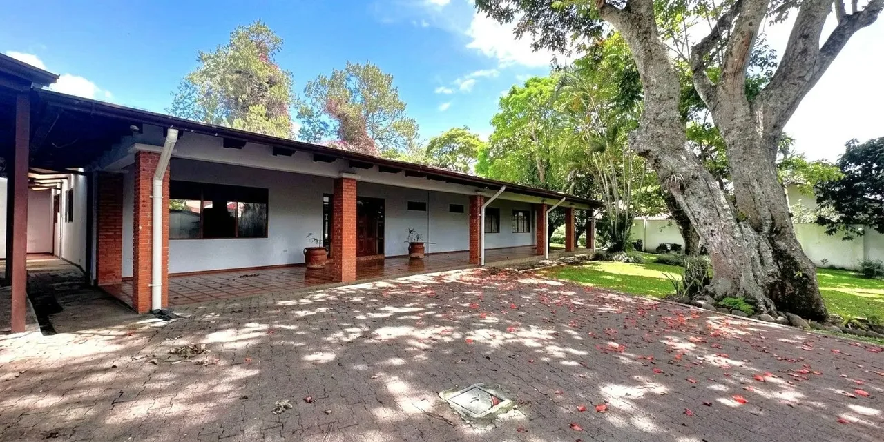 Amplia casa de un solo nivel cerca de los Laureles, San Rafael de Escazú, una de las zonas de mayor plusvalía del país. Esta residencia de un solo nivel evoca la calidez nostálgica ...