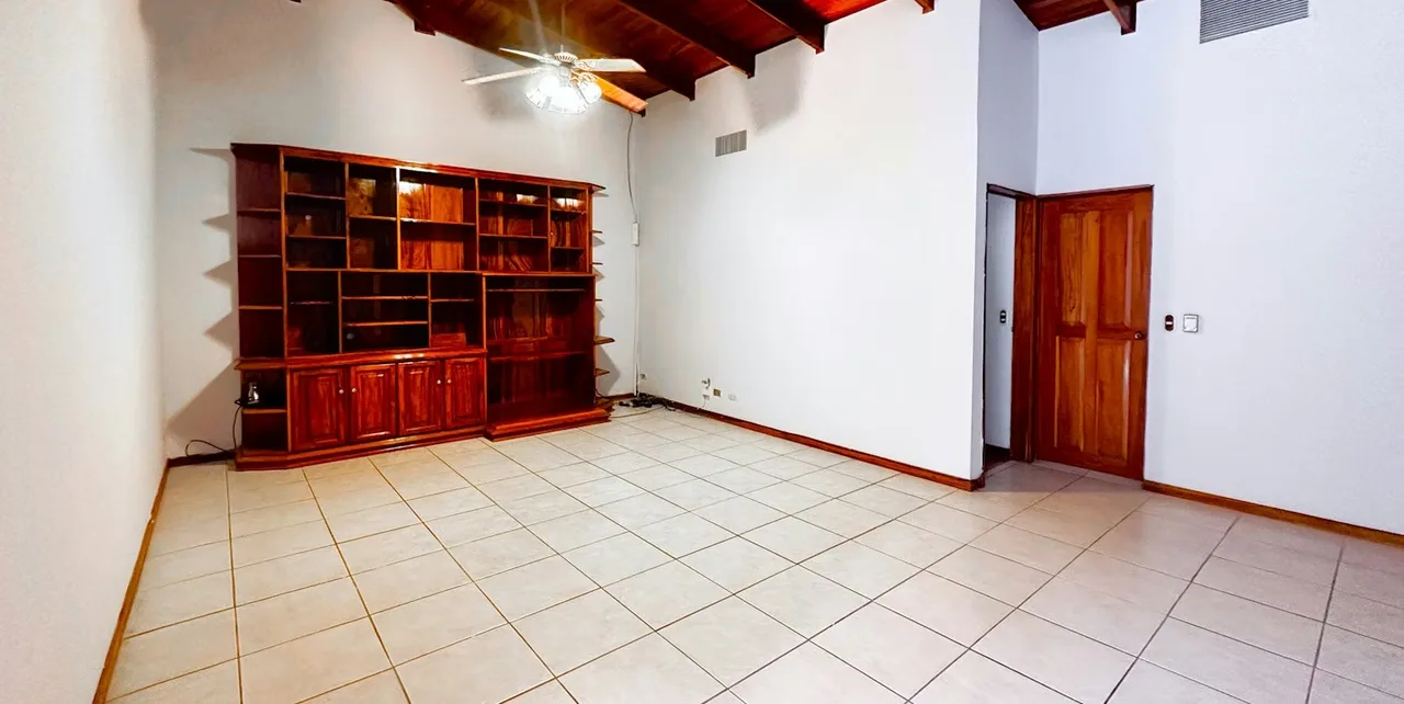 Amplia casa de un solo nivel cerca de los Laureles, San Rafael de Escazú, una de las zonas de mayor plusvalía del país. Esta residencia de un solo nivel evoca la calidez nostálgica ..., photo 2