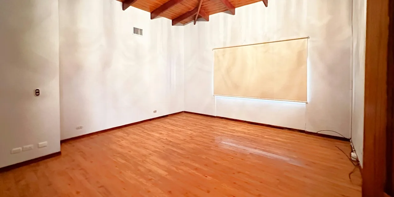 Amplia casa de un solo nivel cerca de los Laureles, San Rafael de Escazú, una de las zonas de mayor plusvalía del país. Esta residencia de un solo nivel evoca la calidez nostálgica ..., photo 12