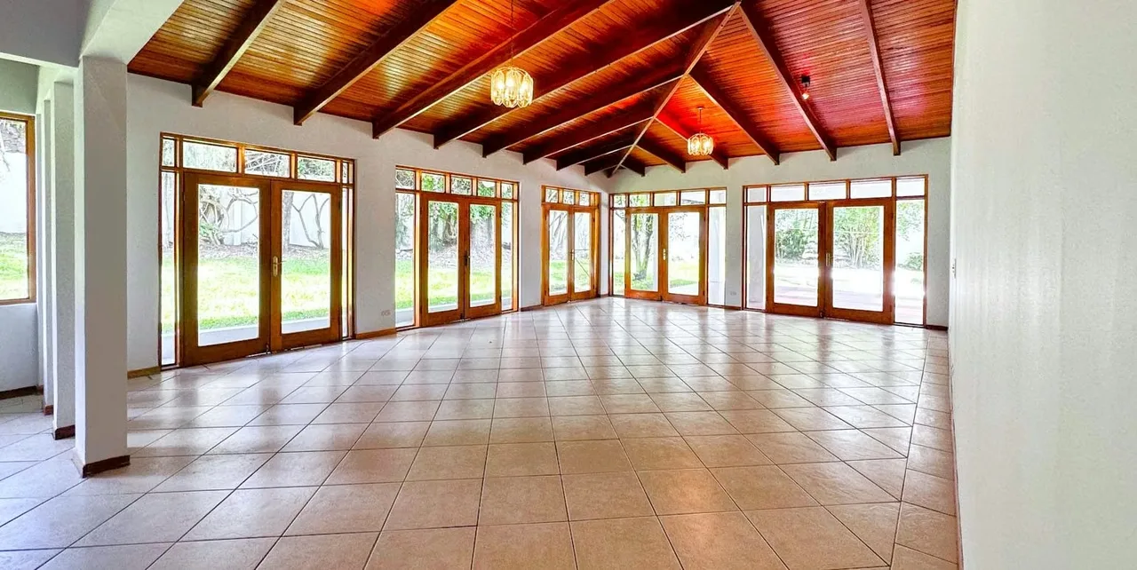 Amplia casa de un solo nivel cerca de los Laureles, San Rafael de Escazú, una de las zonas de mayor plusvalía del país. Esta residencia de un solo nivel evoca la calidez nostálgica ..., photo 4