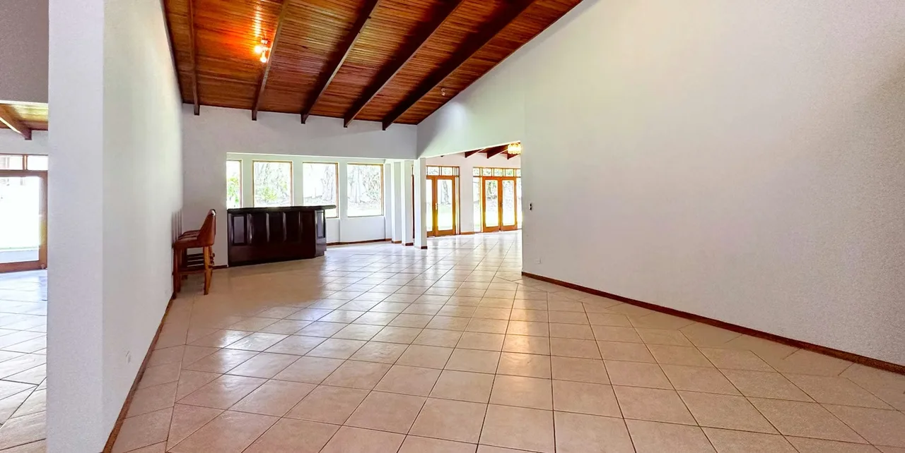 Amplia casa de un solo nivel cerca de los Laureles, San Rafael de Escazú, una de las zonas de mayor plusvalía del país. Esta residencia de un solo nivel evoca la calidez nostálgica ..., photo 5