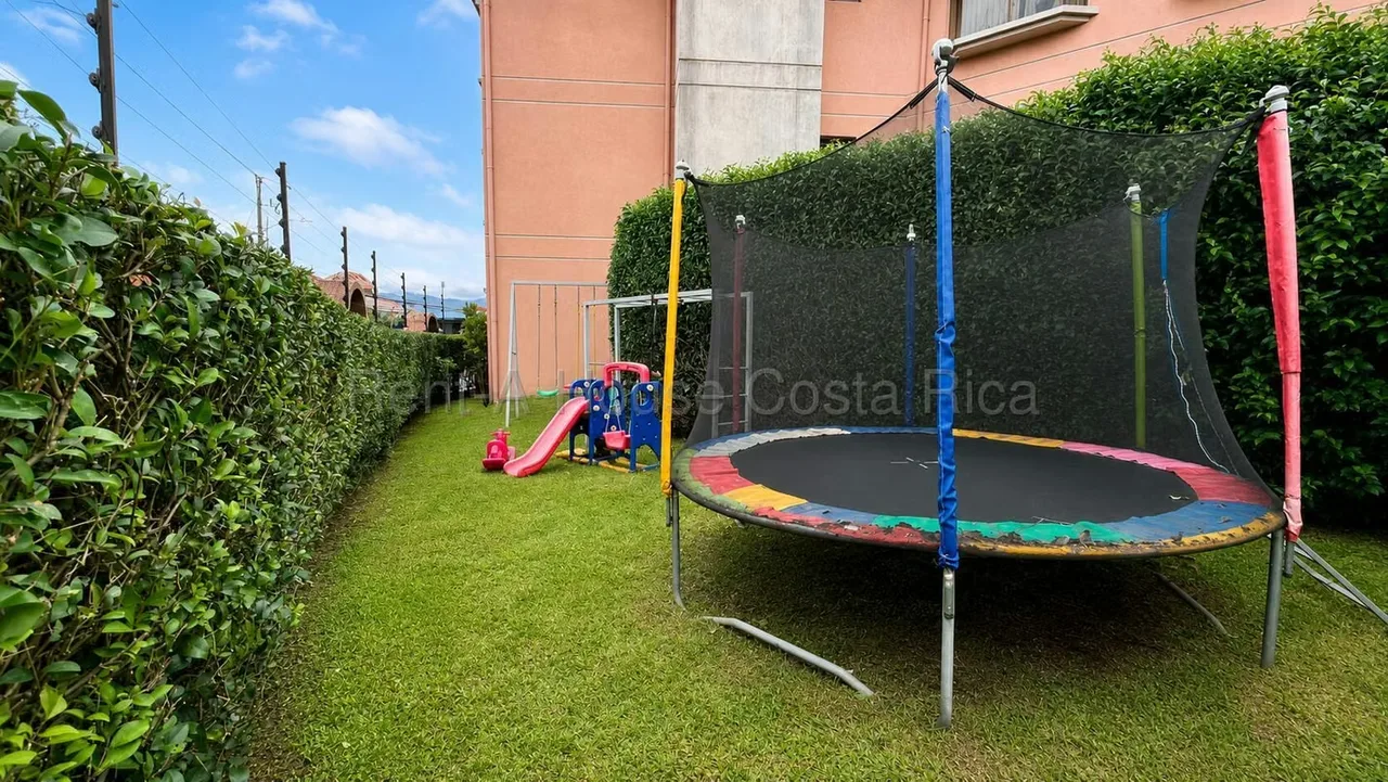 Amplia propiedad en venta en Lourdes de San Pedro, Montes de Oca, ubicada en una zona residencial de alta plusvalía, con acceso conveniente a comercios, centros educativos, servicios y ..., photo 2