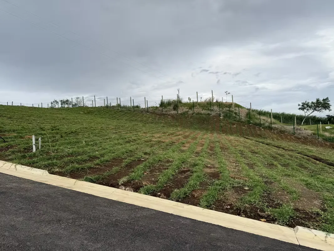 A 711 m² lot offering a beautiful panoramic view—a place where you and your family can enjoy tranquility and breathe fresh air. This is your opportunity!