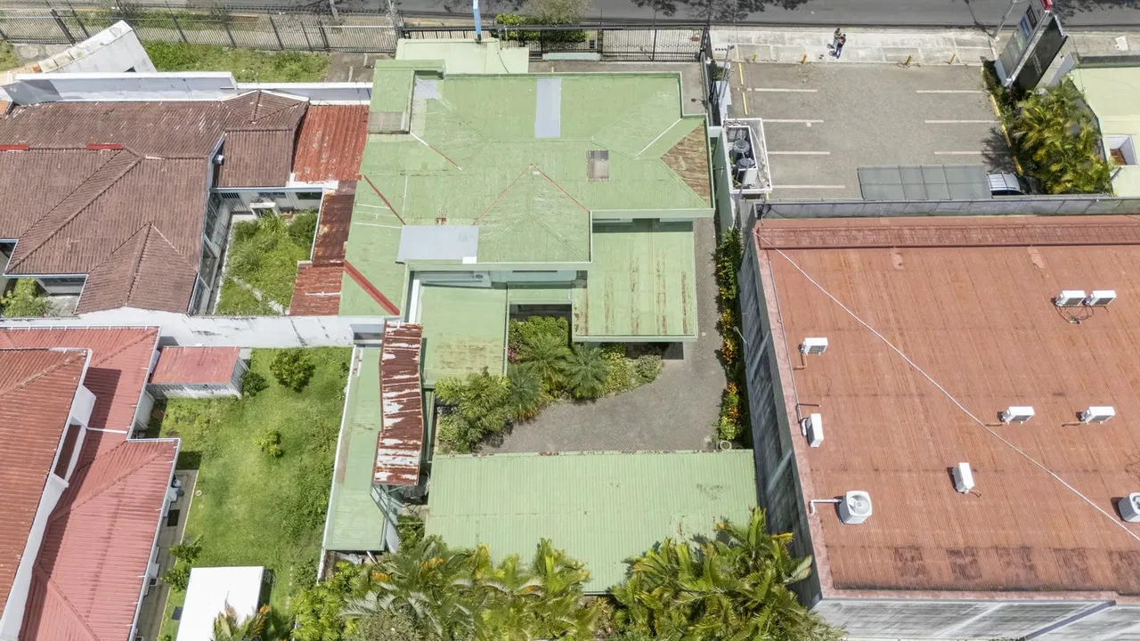 Propiedad de 698.90 m² se encuentra justo del otro lado de la calle del restaurante Furca. Cuenta con dos plantas, actualmente utilizadas como clínicas dentales independientes, y ..., photo 8