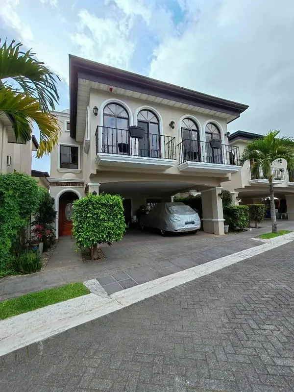 There is a house in Condominium Colinas de Montealegre, sub condominium El Álamo, security 24 / 7, little units, very exclusive, spacious house with amazing views, 3 floors, 494 m2 of ...