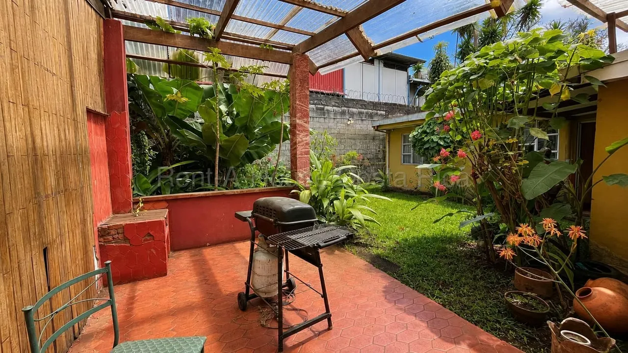 Se vende propiedad con uso de suelo mixto en San Pedro de Montes de Oca, Los Yoses Ubicada en una de las zonas con mayor desarrollo y plusvalía del Este de San José, esta amplia ...