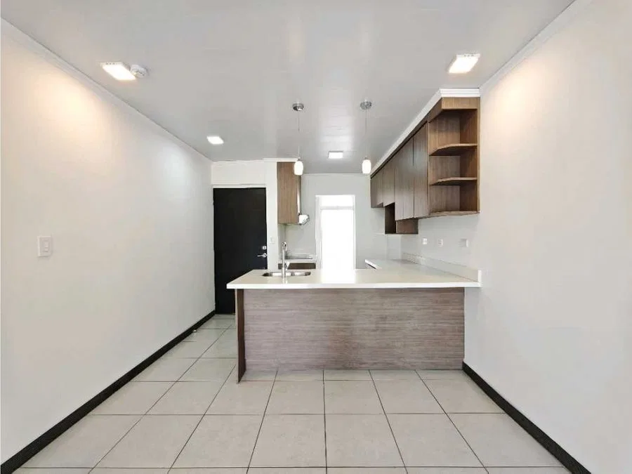 ALQUILER DE APARTAMENTO CON BALCON EN SABANA NORTE