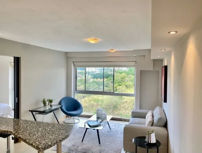 Las mañanas en el piso catorce de este edificio se inauguran con la luz del alba filtrándose a través de amplios ventanales, ofreciendo una panorámica directa hacia el río y la ...