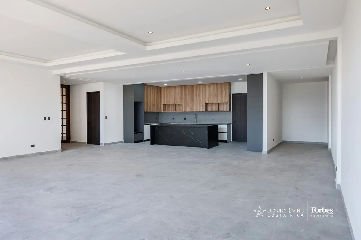 Apartment for rent with 4 bedrooms and luxury amenities