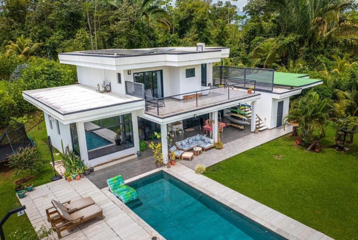 JUNGLE VIEW 3 BEDROOM HOME – 0.86 ACRES, photo 2
