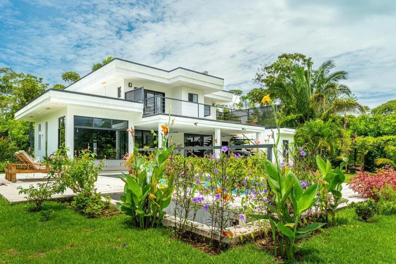 JUNGLE VIEW 3 BEDROOM HOME – 0.86 ACRES, photo 3